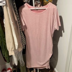 Pink T-shirt dress fitted with scrunch